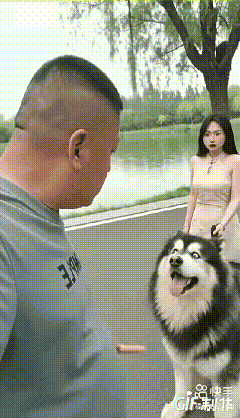 刷到这段视频，真是让人哭笑不得，内容有演绎成分，大家当个乐子看就行。
一位大叔散