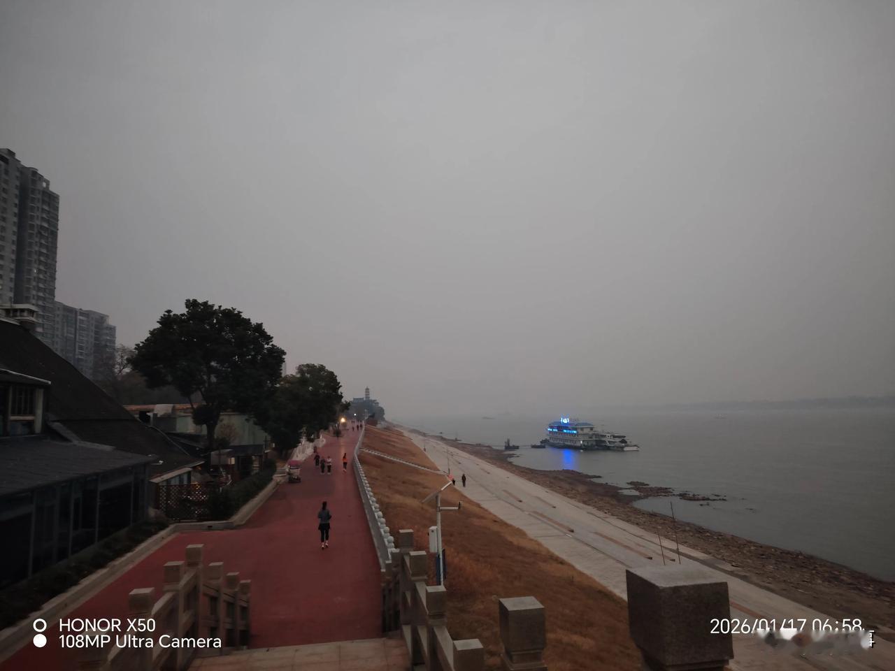 今年冬天的不同1月17日长江岸边晨练打卡