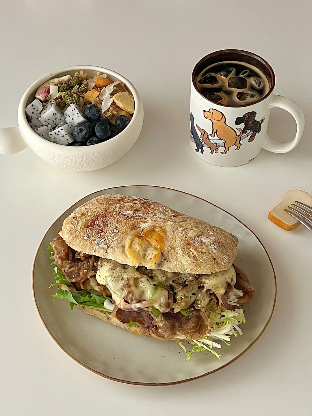 元气早餐｜芝士洋葱牛肉恰巴塔🥪酸奶碗🥣