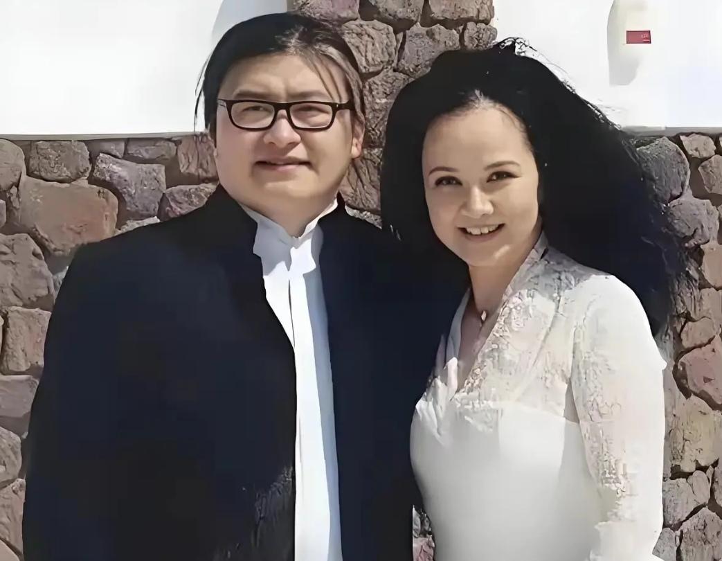 刘欢的婚姻

评论区都在埋怨刘欢的妻子卢璐，刘欢熬夜创作，吃一碗方便面，还要自己
