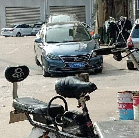 算了一笔账，我把自己吓一跳。

那台车每天停在楼下不动，一天花我八十多块钱。保险