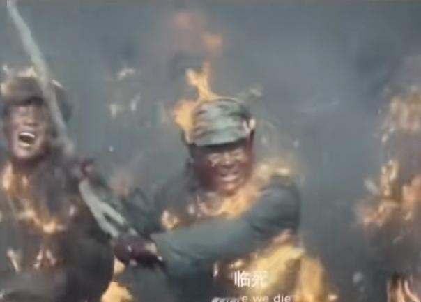 外网评价：中国军人不是人，他们是神！为了掩护战友安全撤退，即使弹尽粮绝，身上被熊