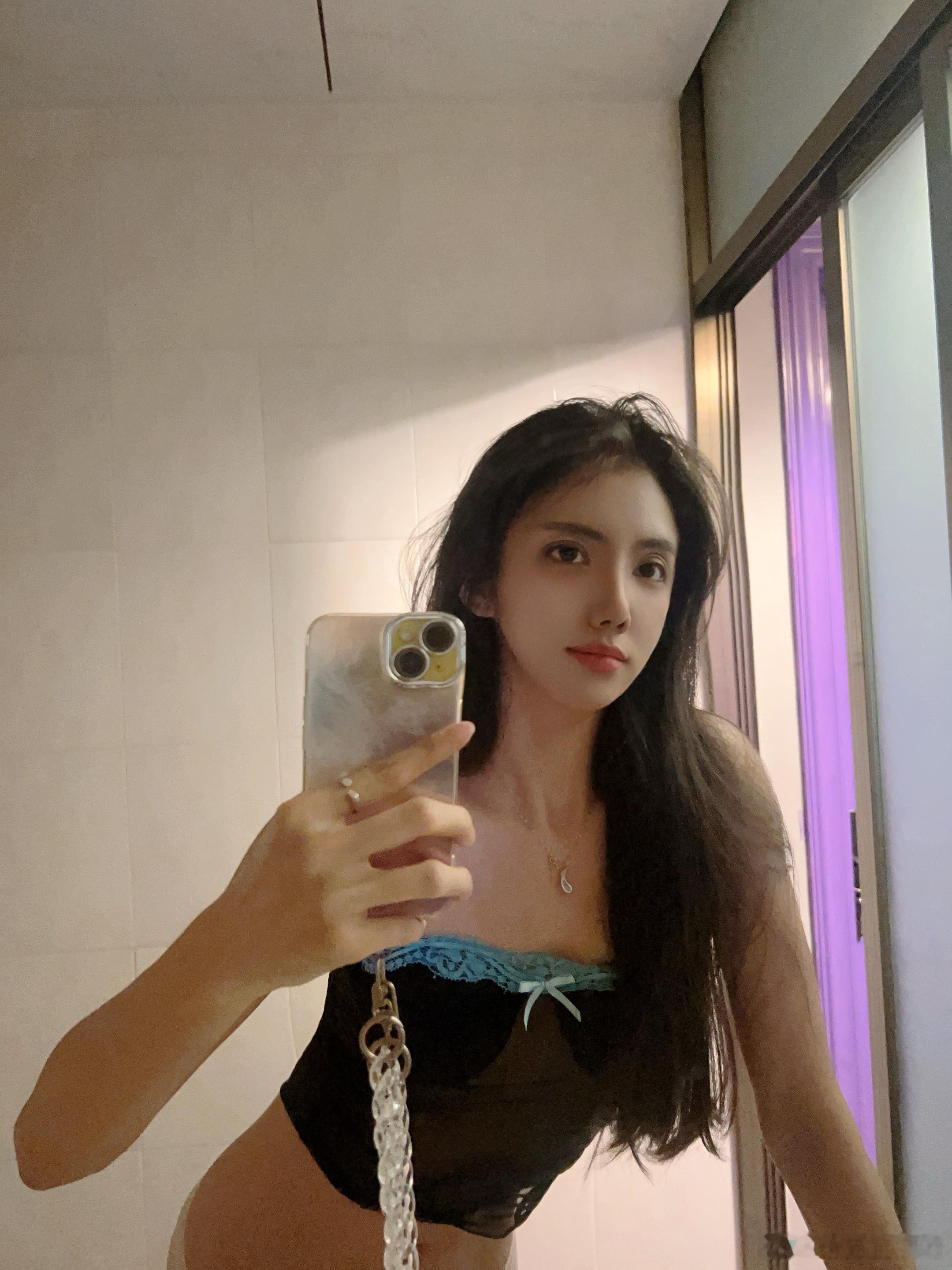 最近在买旅行的衣服，太难了，好看的衣服都有点暴露，自己去东南亚本来就觉得害怕，可