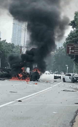 钟威徒手拉车门救人后续：当地政府正在为其申请见义勇为！
视频能看出：当时火焰温度
