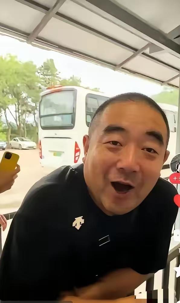 就是这个导游，把媚外两个字演绎得活灵活现。穿着一身迪桑特，人模人样，结果干的事真