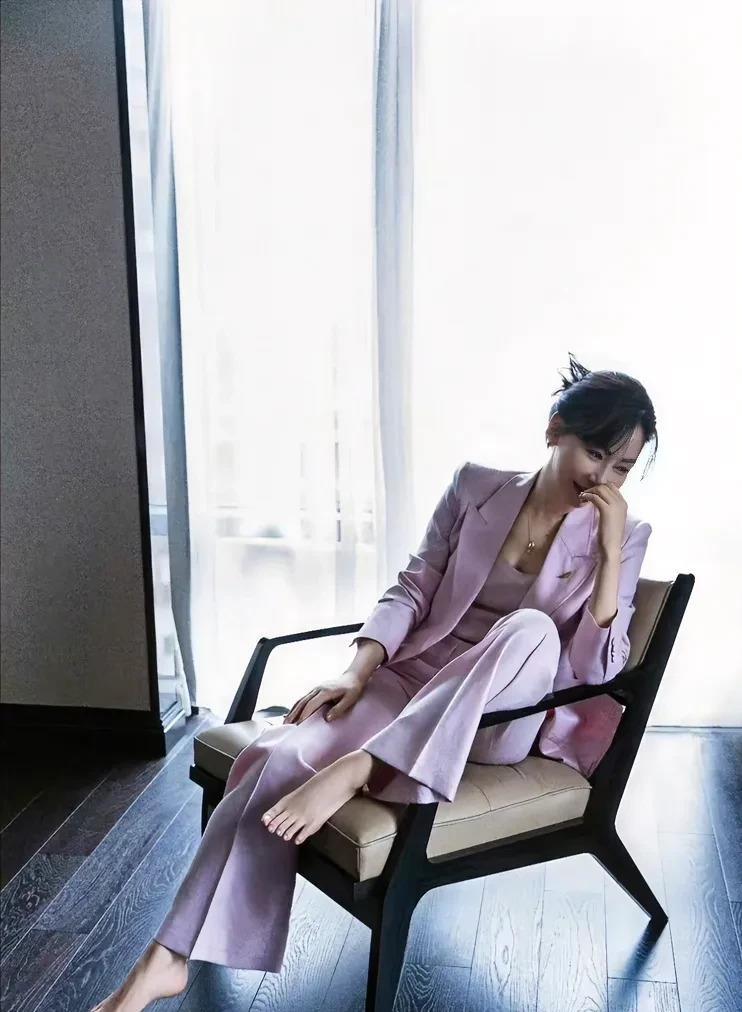 陈数，身高168cm，原名陈澎，因独特的气质和精湛的演技，成为了白玉兰、华鼎奖、