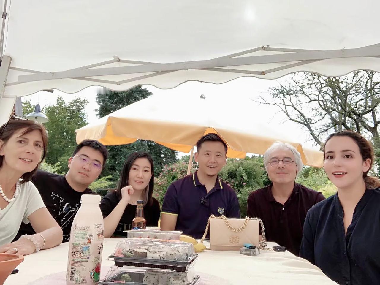 大家好哦！我们是洋米家夫妻档，上周日我们去了小洋的好朋友娜塔丽与雷米家：两位热爱
