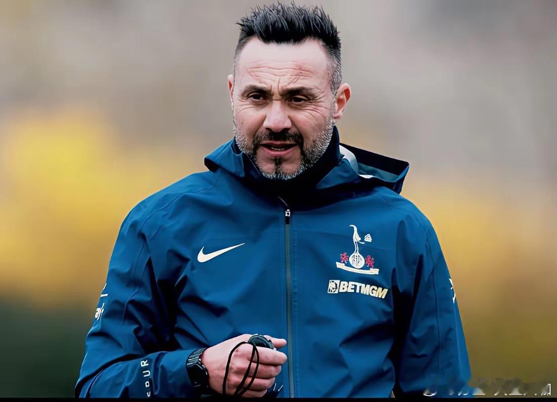 德泽尔比强颜欢笑！热刺即将迎来与狼队的保级关键战。媒体普遍认为，若连已确定降级的