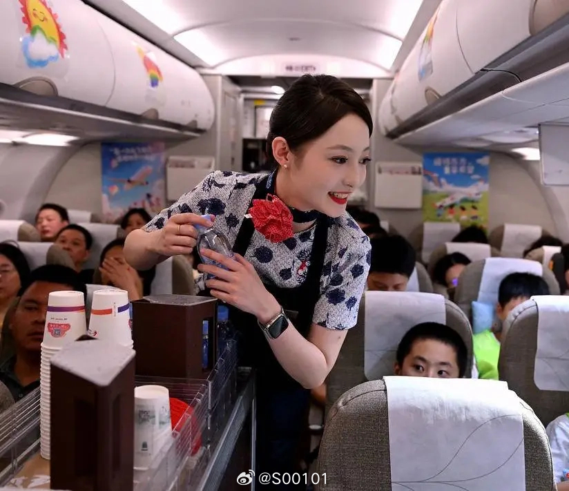 东航空姐下跪道歉想到一个问题：如果乘客真投诉了，空姐去哪说理？截至9月30日东航