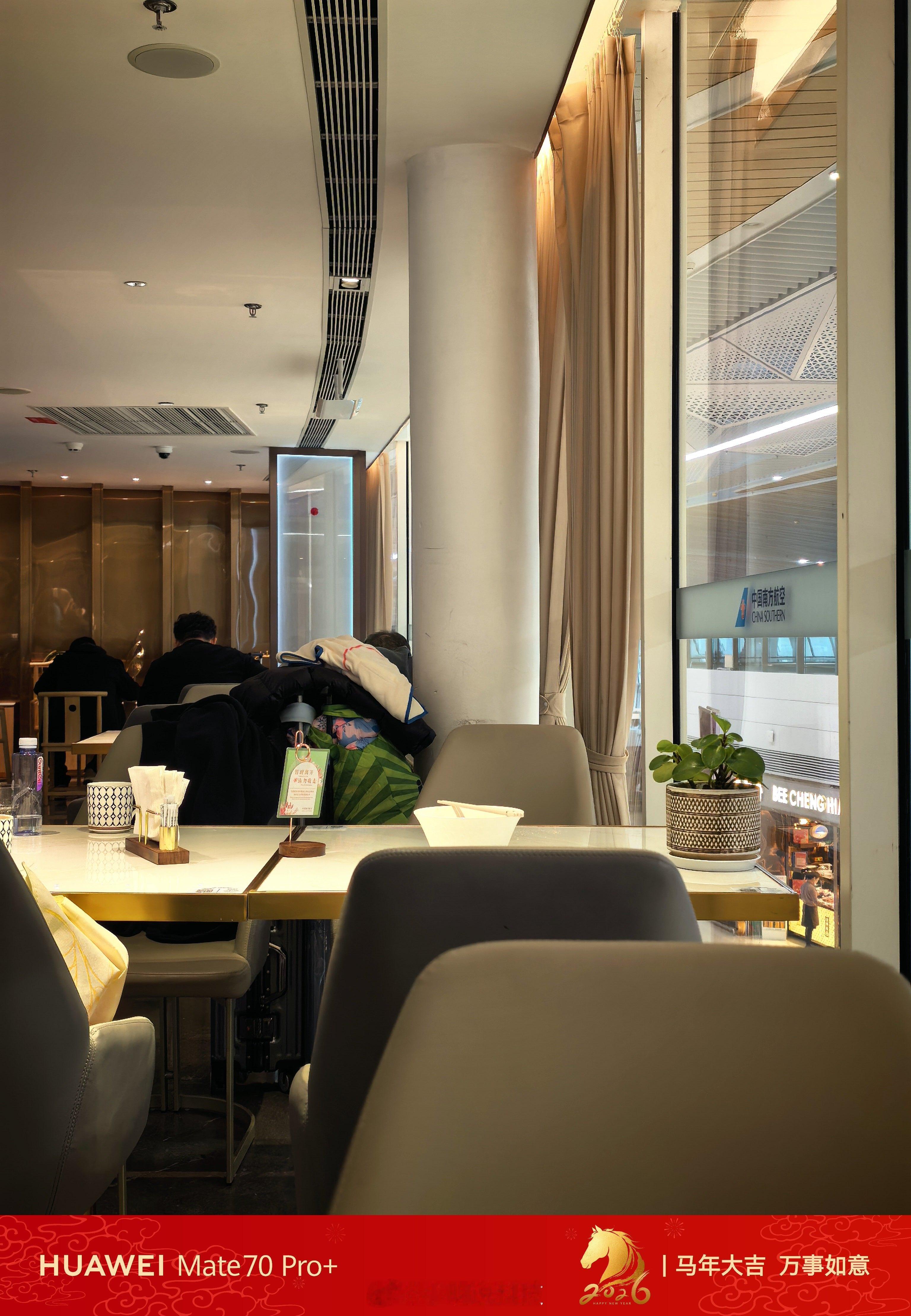 赶早班机的人也太多了，差点挤不上！先在南航炫个早餐垫垫，马上飞苏州啦～有没有本地