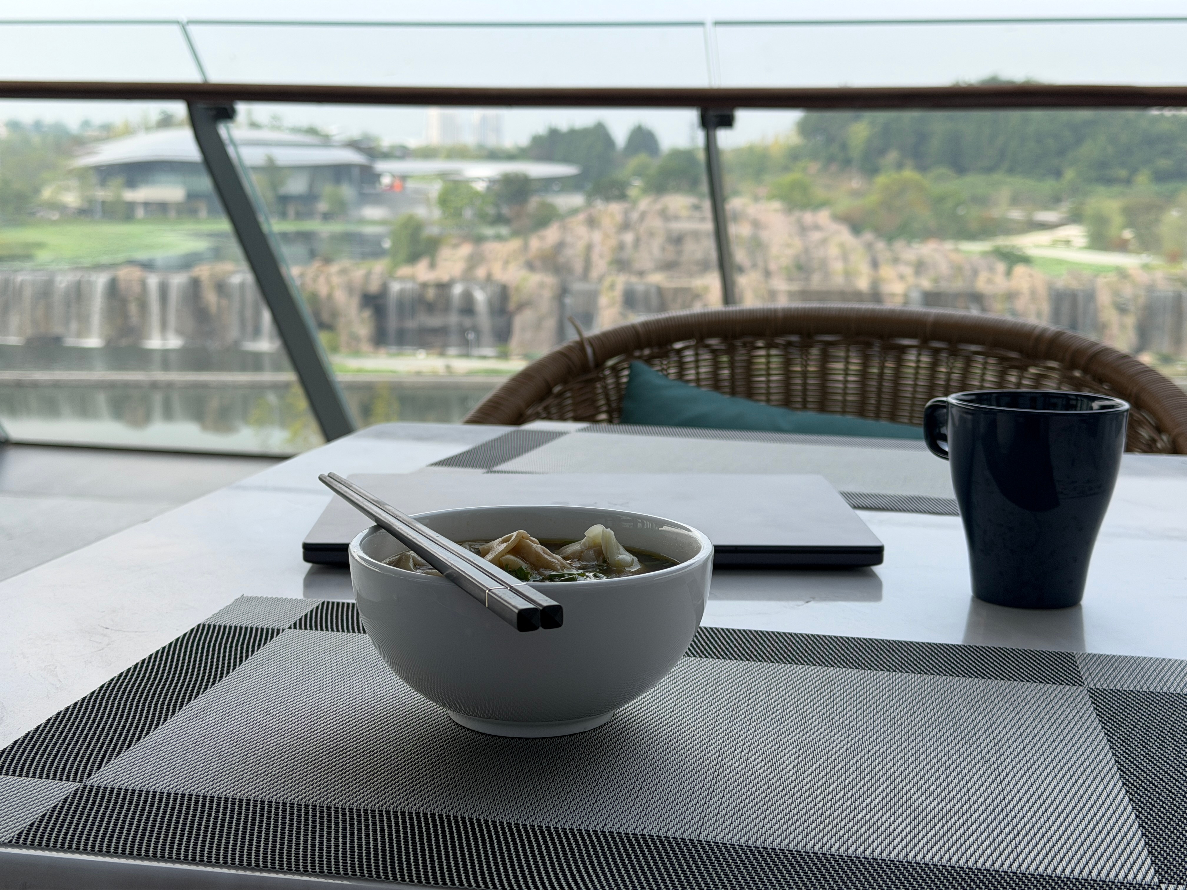 早，听说台风白海豚走位很任性，今天我能顺利回上海吗🌀？欣哲频道 白海豚突然大拐