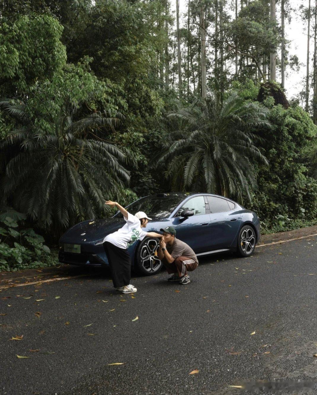 回老家的这几天真的在路上看见很多su7，不禁得感叹现在含米量真的好多，su7真的