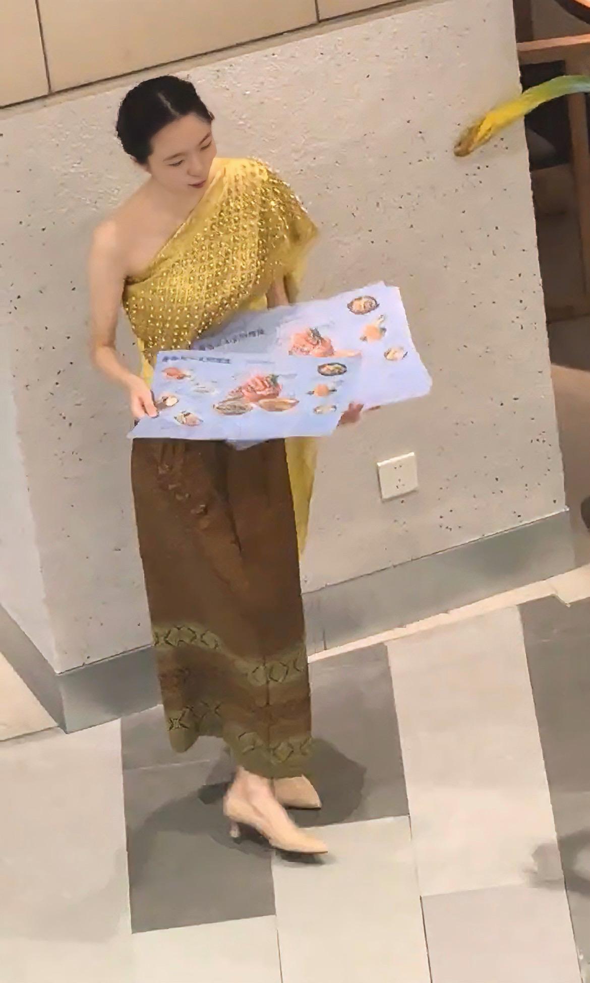 我很佩服那些长得好看，而且非常努力，的女生，就如照片中这个小姐姐。内心强大的姑娘
