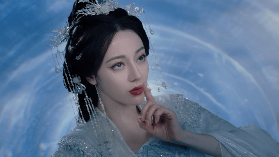 建模成热巴这样才配称女鬼一让迪丽热巴演女鬼的简直是天才 看了《白日提灯》的预告片