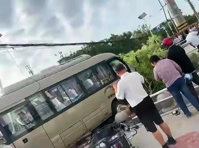 太悲惨了！山东东平佛山学校车故致11人死亡，开学日该校却迟迟不开校大门，拒之孩子