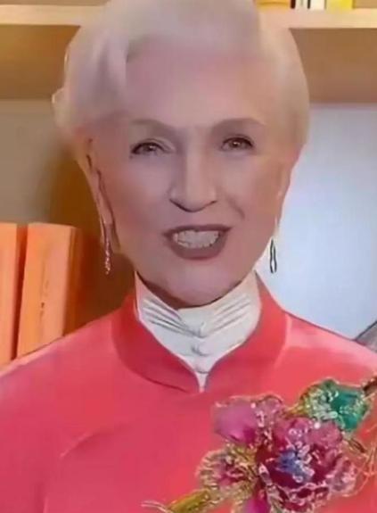 世界首富 马斯克 的母亲 梅耶 ，在社交媒体上公然表态：中国在公路、隧道、建筑、