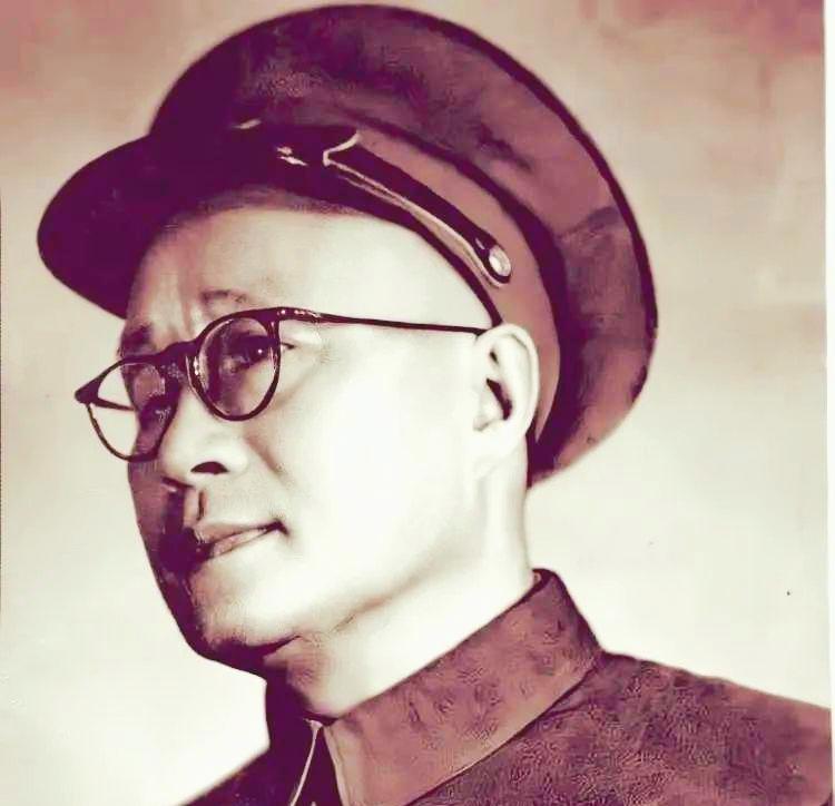 刘伯承与陈毅的战场谦让，藏着老一辈革命家的格局
 
陈毅来到中原军区后，成为刘伯