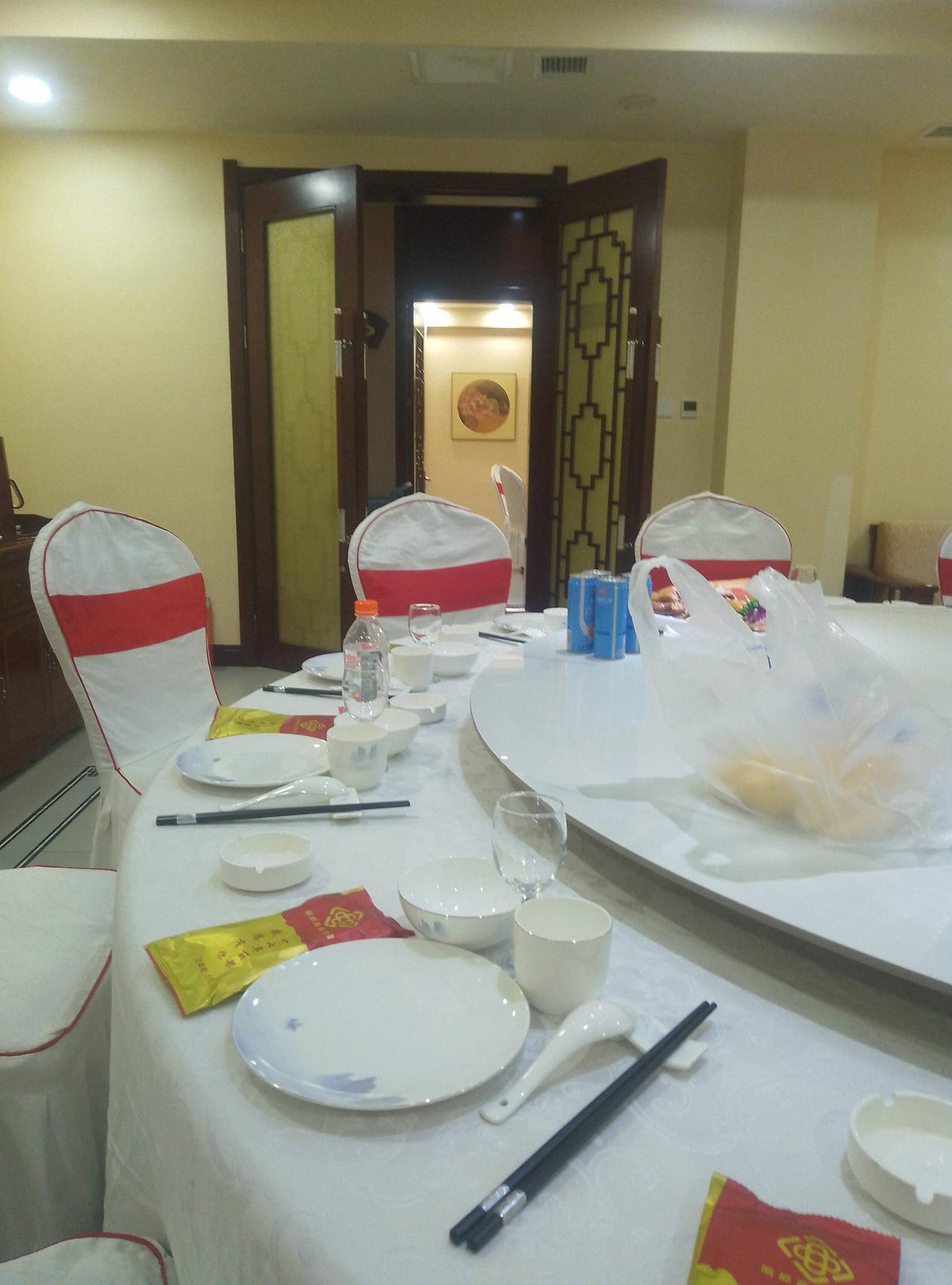 去酒店吃饭了