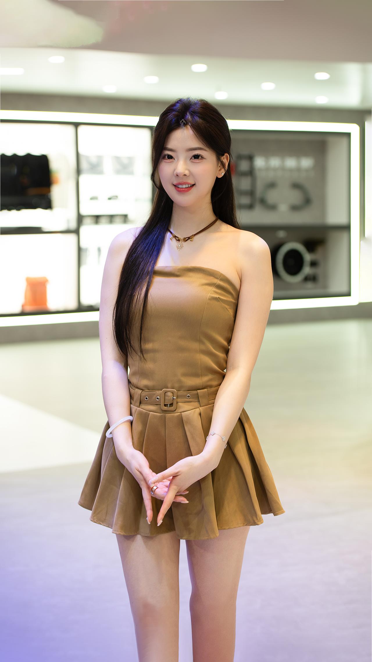 成都国际车展高颜颜美女车模 清纯美女