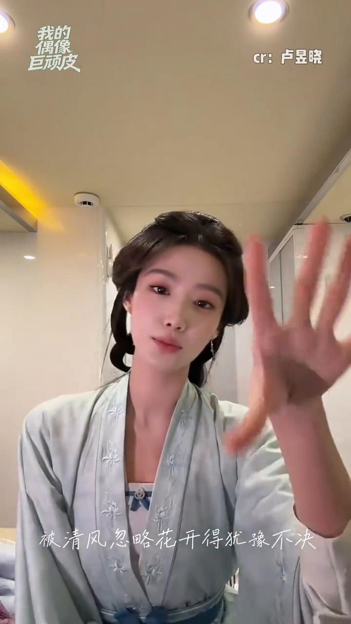 我的偶像游鱼汤。
以前的手势舞都是比心比耶的，看到卢昱晓跳的手语手势舞真的有点泪