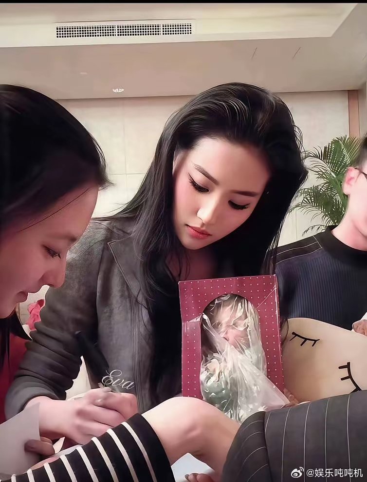 我见过刘亦菲本人说句大实话，照片视频跟真人比，差了几十倍！那种美是动态的、立体的