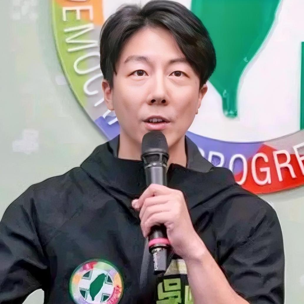 就在中国国民党主席郑丽文率团访问大陆之际，“台独”分子、民进党发言人吴峥却猖狂叫