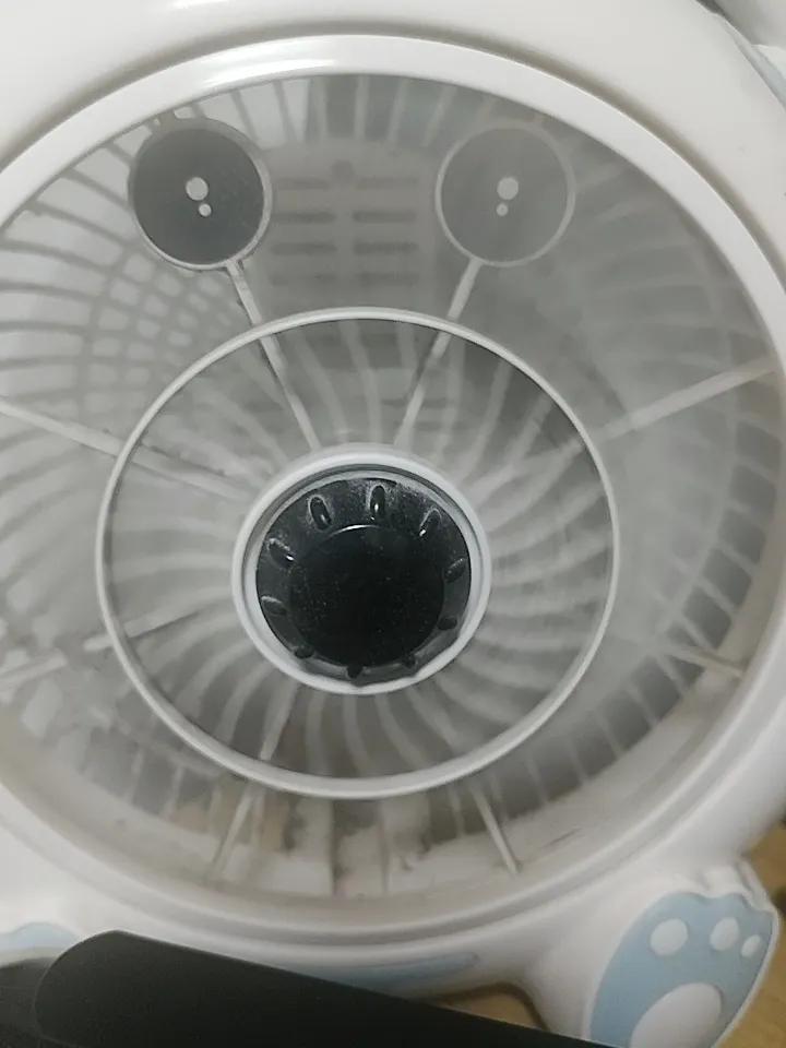 好热，这个夏天把风扇都吹脏了，等下给它清洗下
