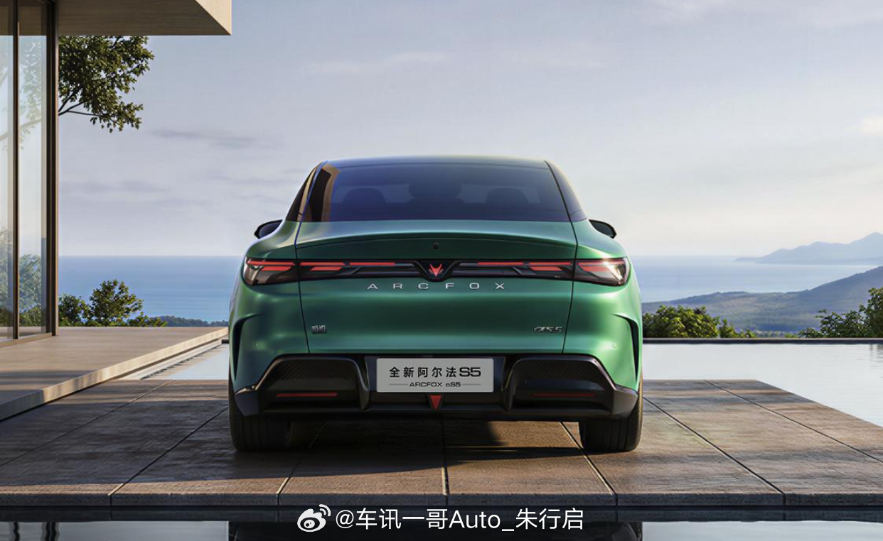 全新极狐阿尔法S5正式上市，共推出7款配置车型，官方指导价为10.48万起，新车