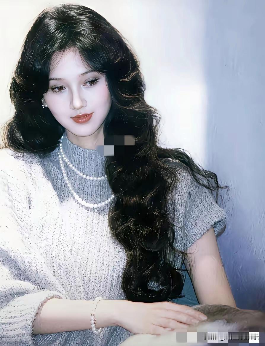 年年轻时的赵雅芝那叫一个千娇百媚，风情万种，浓密又乌黑的长发配上娇媚的脸蛋令人惊