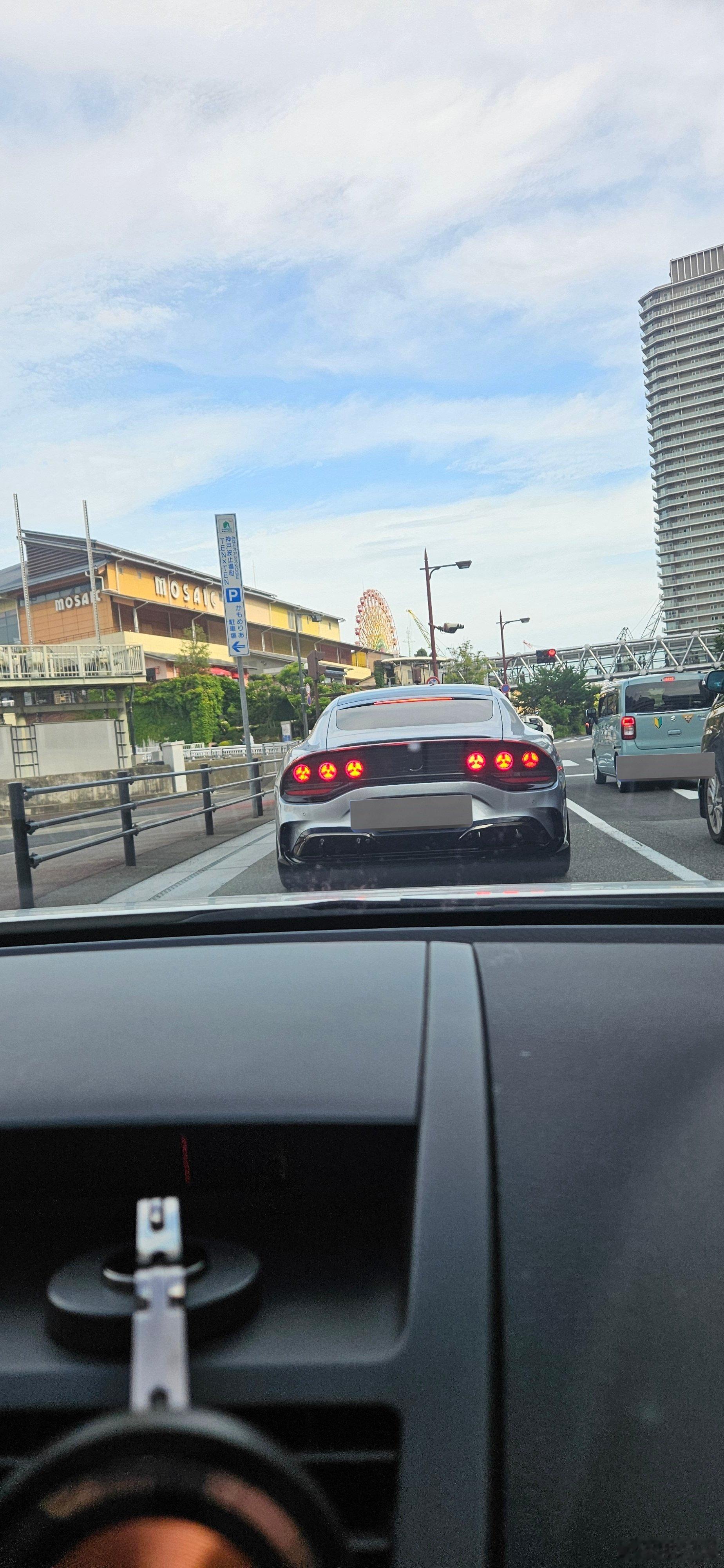 神户偶遇纯电奔驰AMG GT四门，辨识度太强了这造型不知道哪家新能源会第一个吃螃