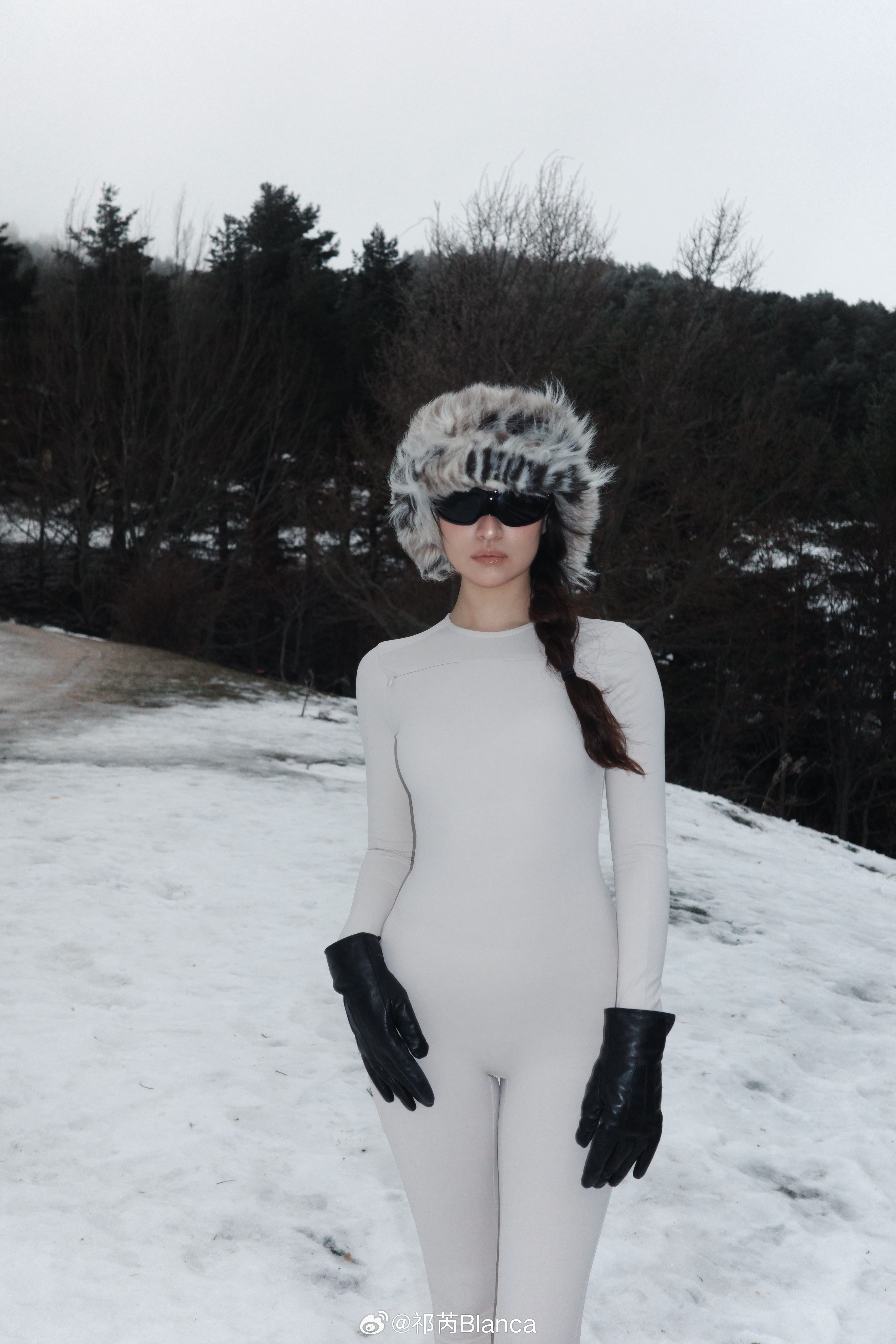 去马德里雪山玩结果地面全是冰上不去没走两步就摔一跤我妈： “我们家里的雪山不够你