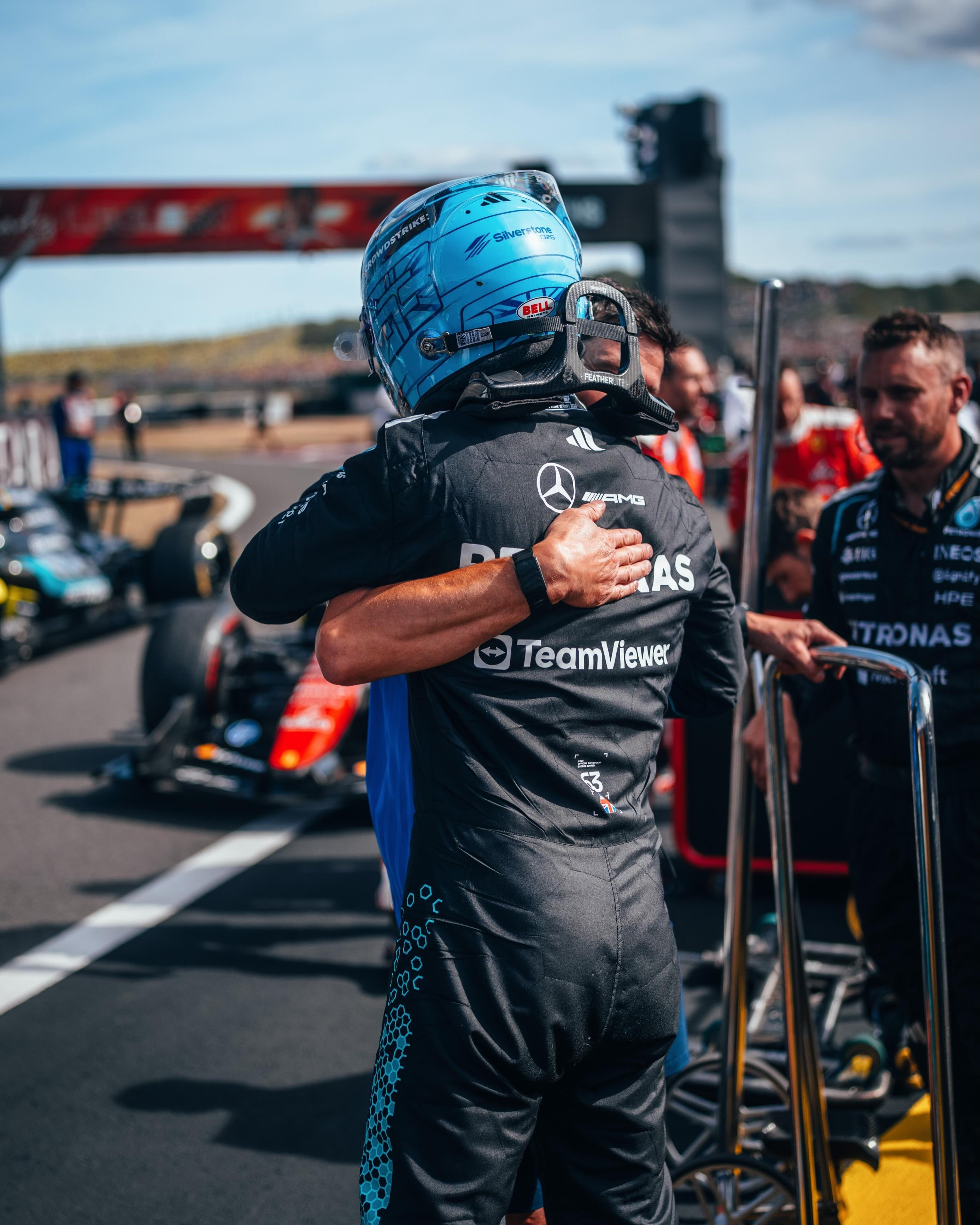 georgerussell63更新一则👇🏻主场收获P2 🇬🇧 真是一场精