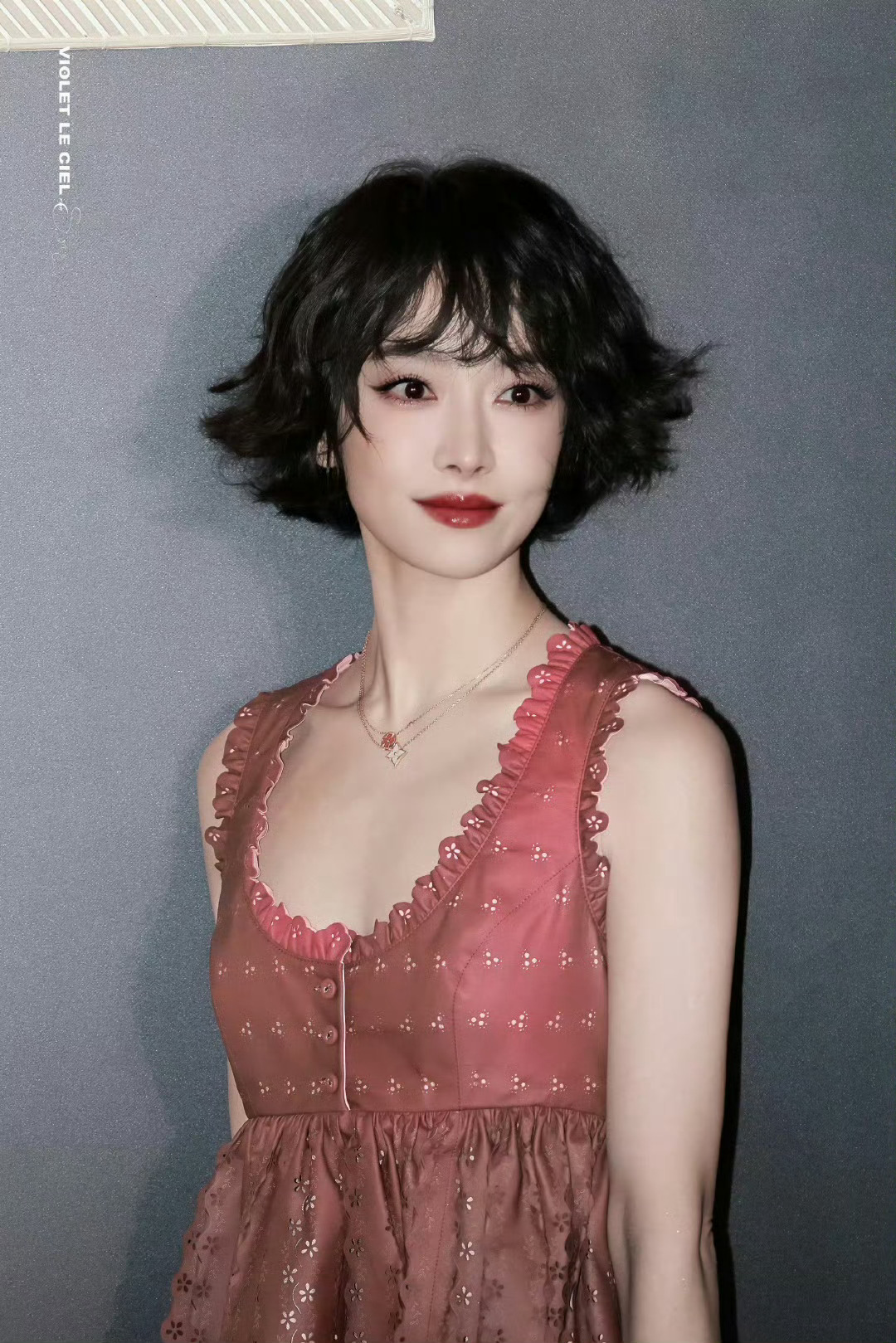 芭比娃娃，脸在江山在！宋茜给自己剪短发宋茜最新短发造型