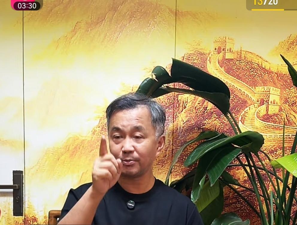 齐白石的重孙和沈巍联系上了，刚好沈巍这几天在温州直播买鞋讲到了“老人头”，沈巍感