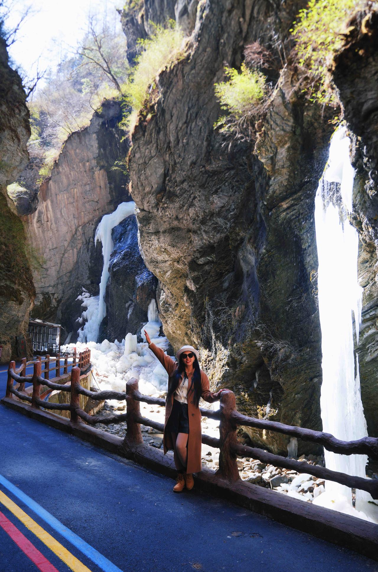 甘肃陇南｜ 🤍 官鹅沟

冰瀑是冬的省略号，
徒步是春的破折号。

在官鹅沟，