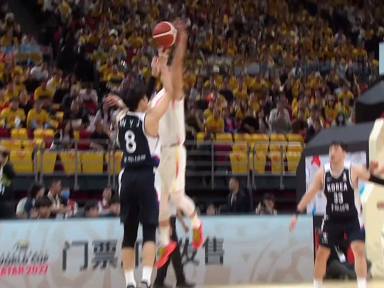 曾凡博这个帽太干净了男篮世预赛