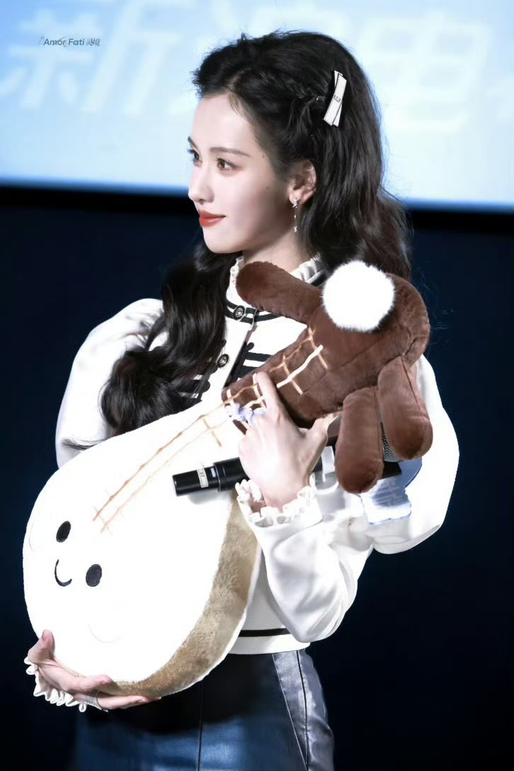 陈都灵把梦女粉养的很好陈都灵斩男也斩女 用心回馈粉丝爱意，互动自然不刻意，清冷颜