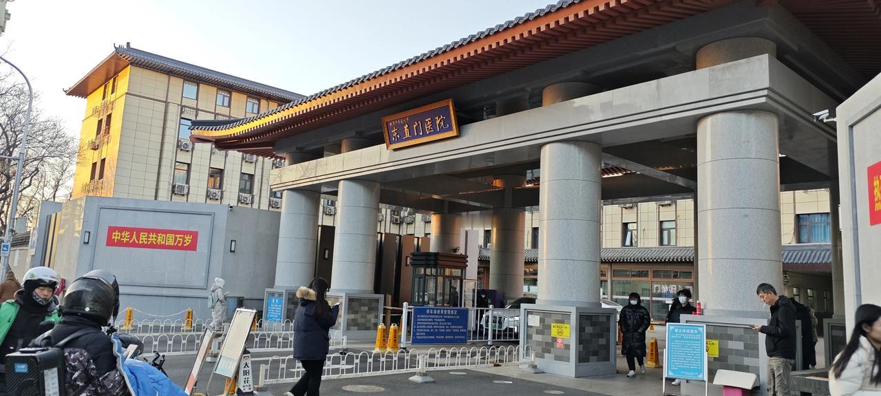 落日余晖下的我们医院大门
今天网上咨询遇到的一个家属，结肠Ca早期，想问能不能纯
