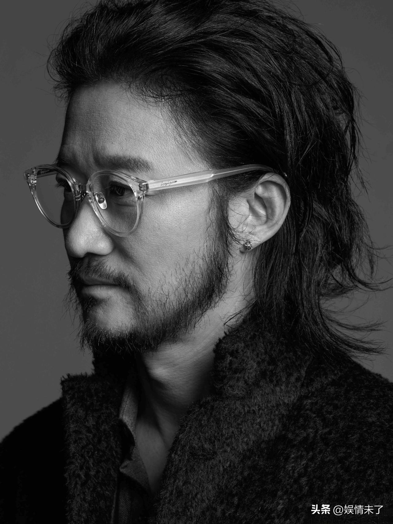 老牌硬汉吴京留着一头狂野长发亮相，气场全开！这才是战狼该有的模样，一身所向披靡的