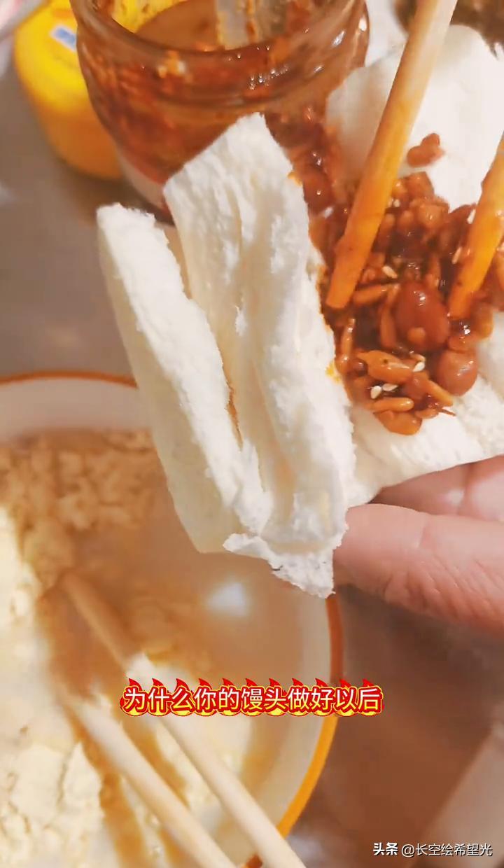 昨晚把冰水倒进面粉那一刻，厨房像开了空调。26℃的面团被我摔进压面机，来回九次，