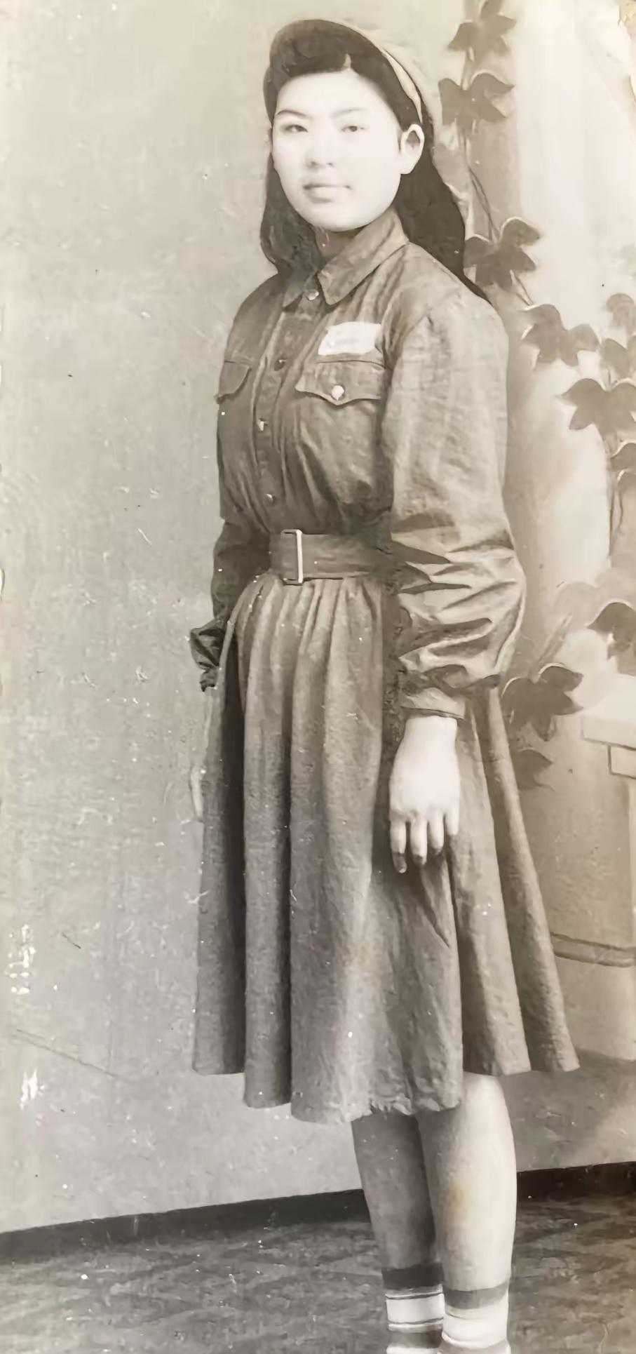 这是我的妈妈。1949年7月，妈妈只有十七岁。这年，她从湖北武汉女子中学弃笔从戎