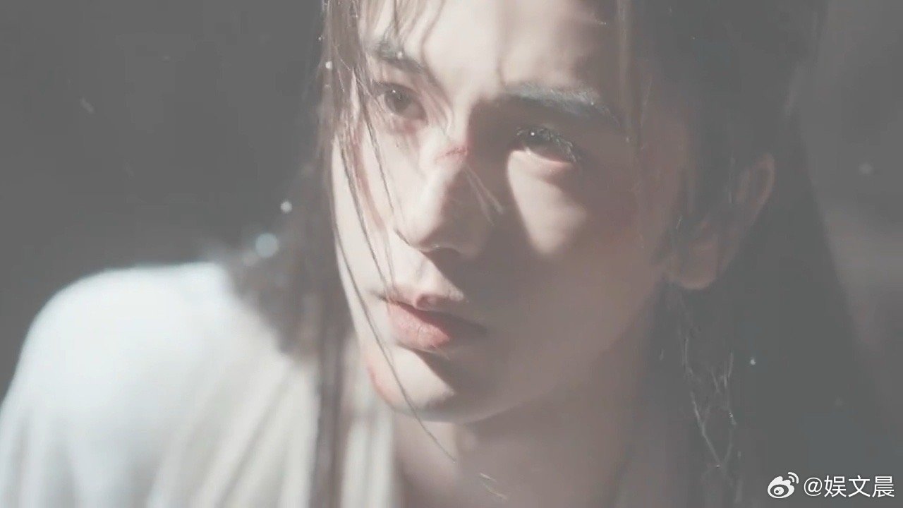 张凌赫猪圈神图张凌赫猪圈出神图 谁看了不说一句张凌赫颜值天花板，猪圈都挡不住他的