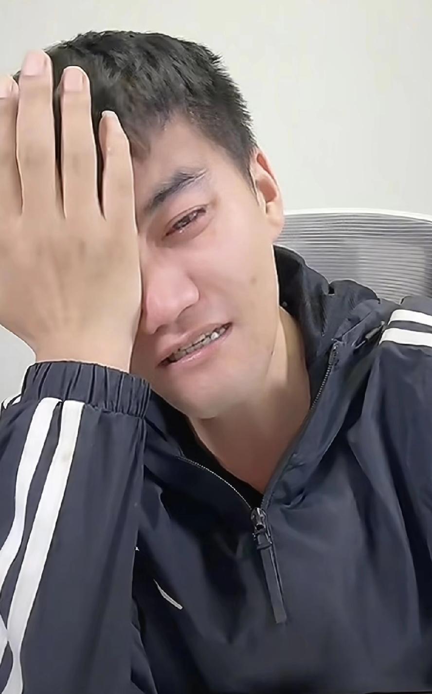 郁豹豹昨天晚上开启了直播 ，他的直播间有6000多人同时在线 ，在直播间里他又忍