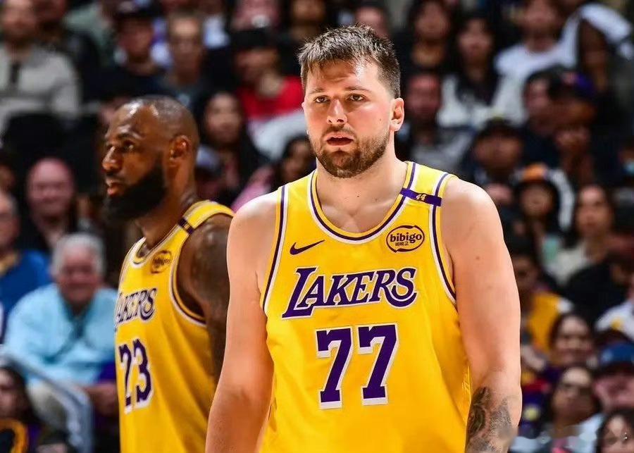 NBA历史场均25分有多难？把现役球员都算上，也就15人：1、乔丹：30.12分