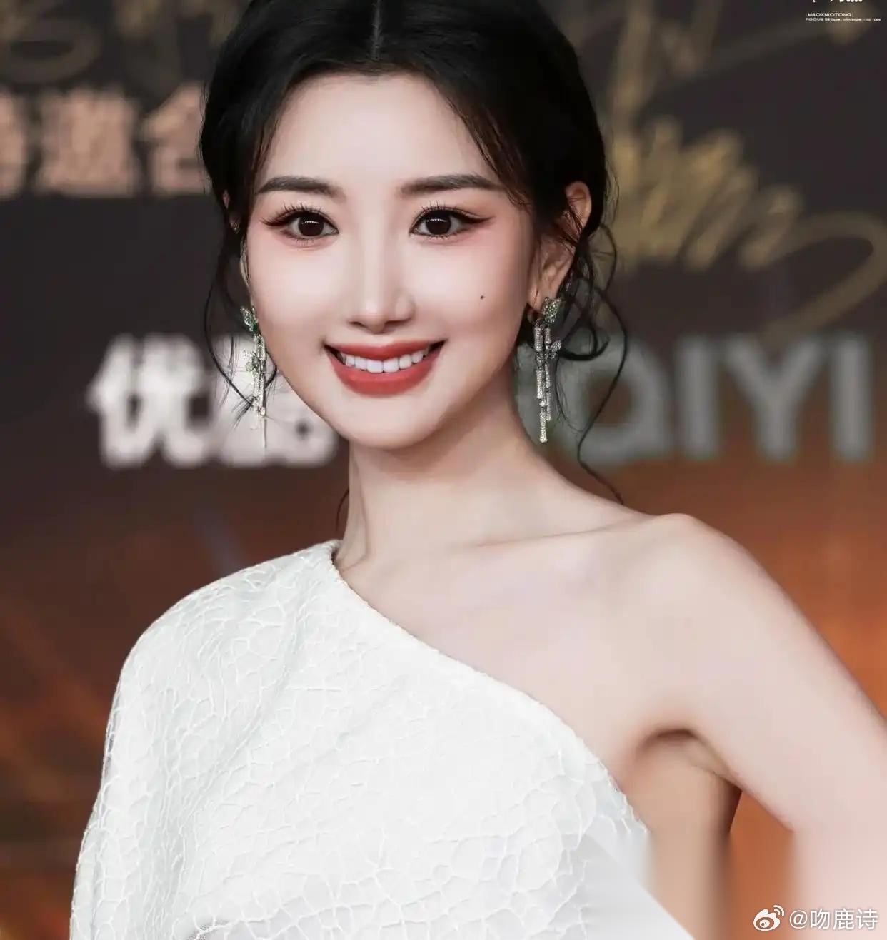 发现一个有意思的事， 只要是毛晓彤演的戏， 不管男主是谁，演技好不好，她演的女性