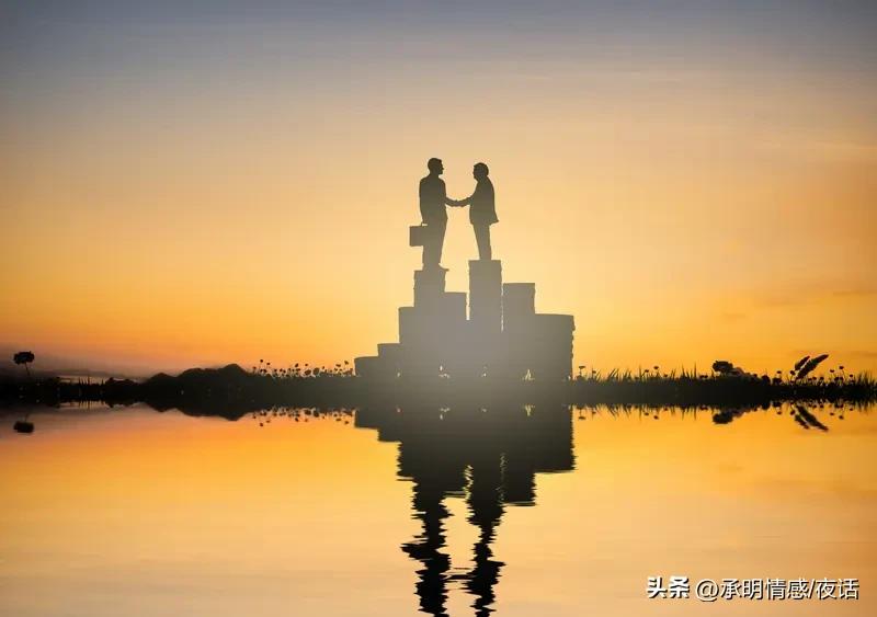 家人们谁懂啊！被人劈头盖脸一顿批，谁不炸毛？但要是先夸再给建议，效果直接拉满！