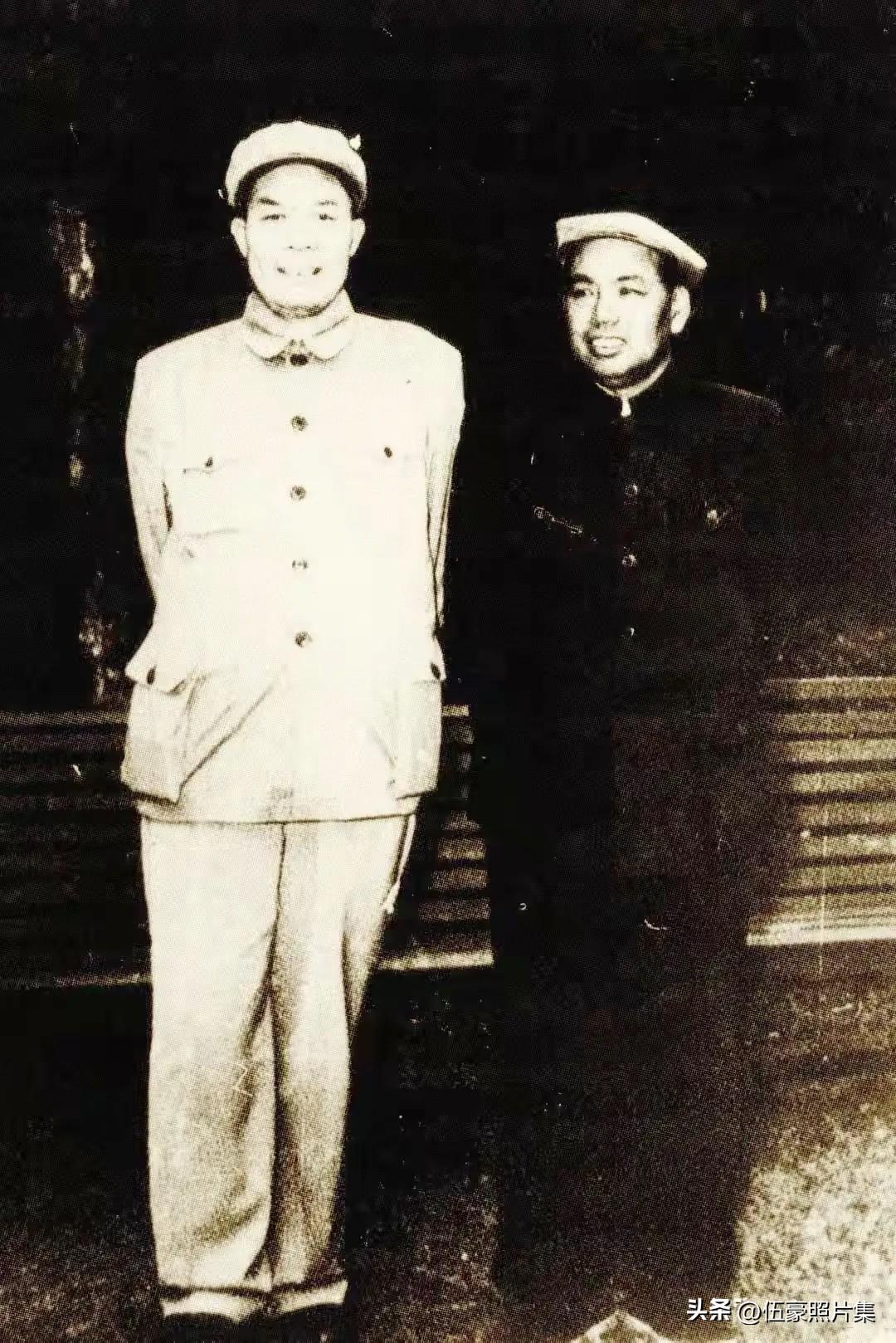 1954年，时任华东军区第二副司令员的许世友（右）与时任华东军区后勤部副政委的罗