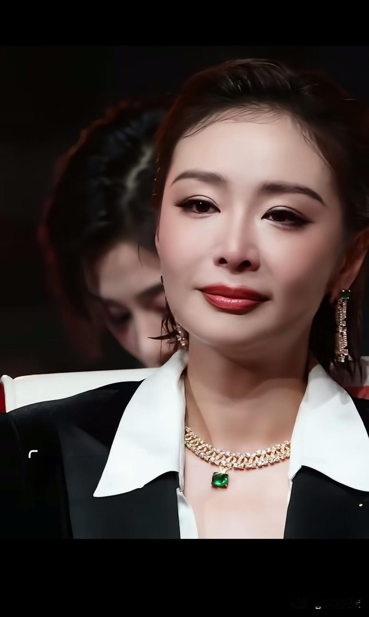 高叶痛失百花影后，
掩饰不住的遗憾和泪目。
然而气场还在，那种江湖大嫂的霸气，
