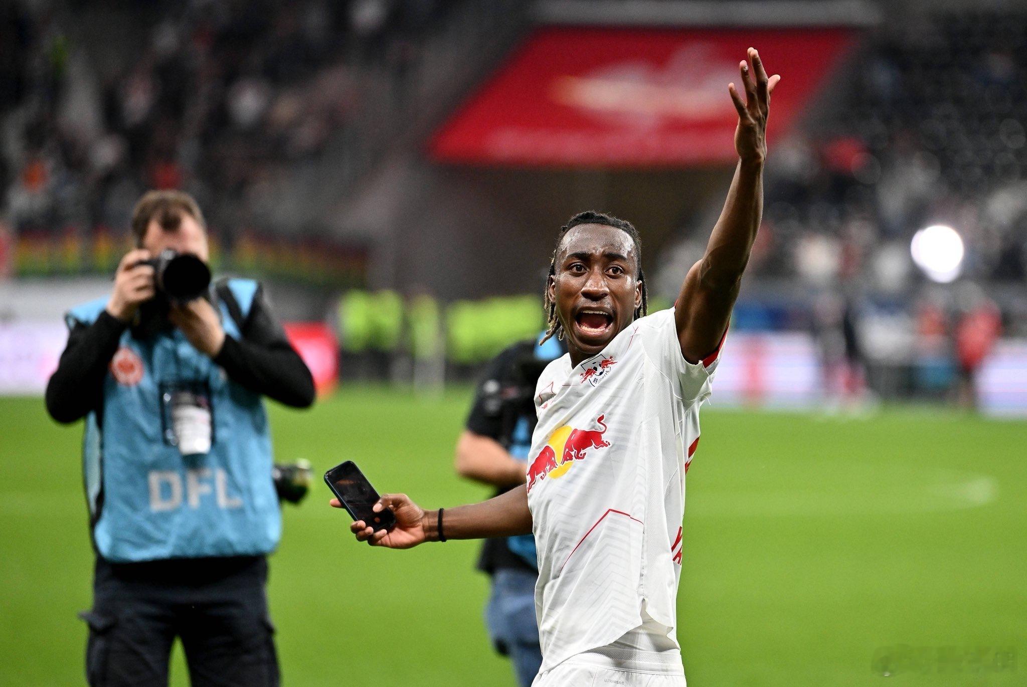 【接班人】19岁新星迪奥曼德现已成为利物浦替换萨拉赫的头号目标。莱比锡计划在未来