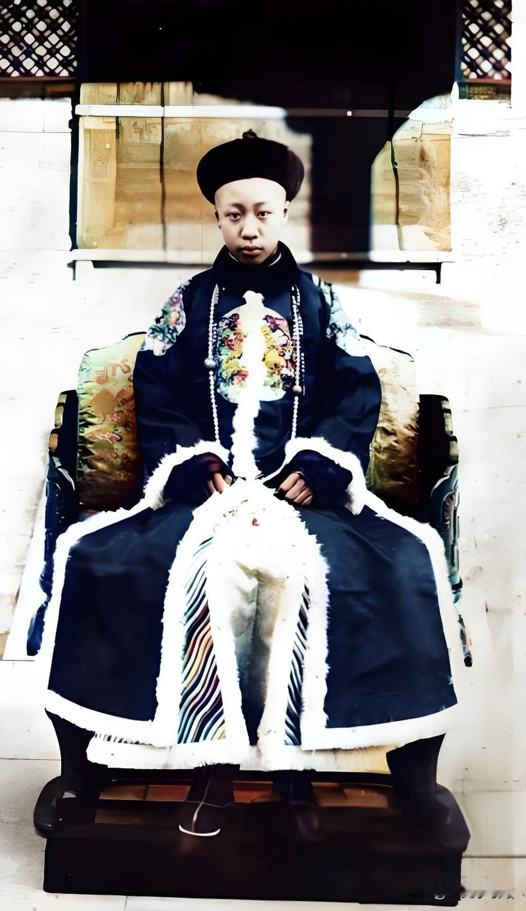 溥仪，清朝末代皇帝，1906年生于北京。1909年继位，年号宣统。1911年清朝